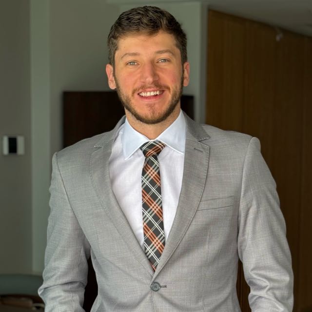 Dr. Lucas Androczevecz Silva